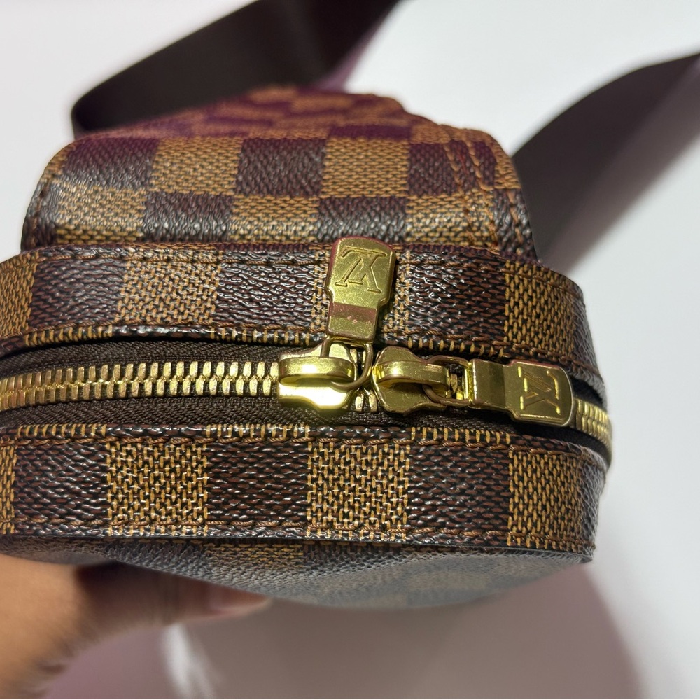 Louis Vuitton Bag with Red Lining and Gold Accents - Picture 4 of 9